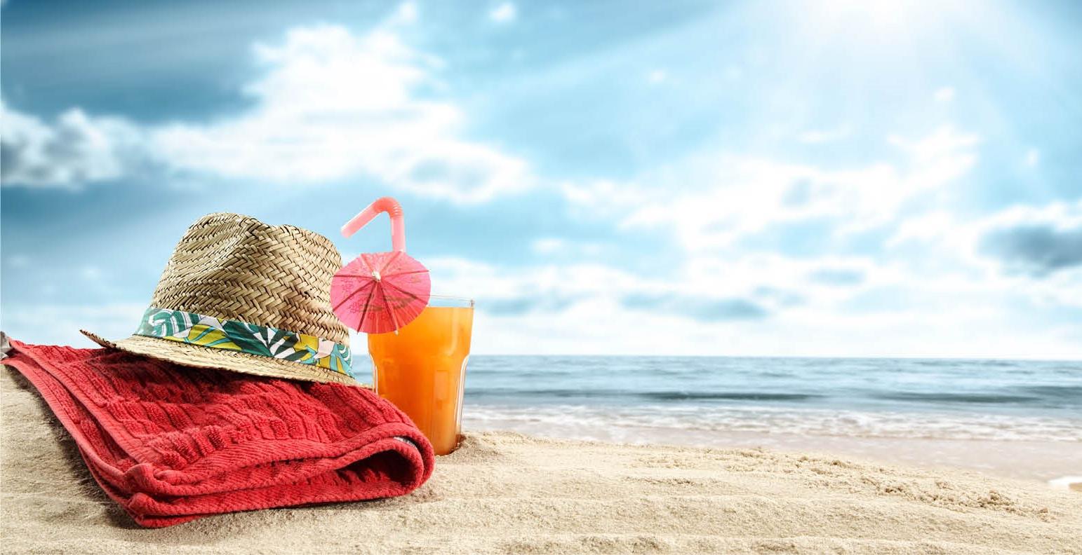 毛巾，帽子和饮料在海滩上